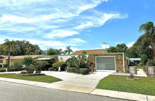 Holiday House | Peaceful Clean Home Near Water w/Nature & Bayou Views-1 Mile to Beaches-PET FREE