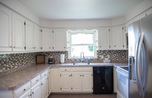 Ronks House | Peaceful Cottage in the heart of Amish Country with hot tub.