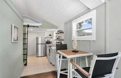 St. Petersburg - Clearwater Cottage | Peaceful cottage with AC in St. Petersburg - Close to Everything!