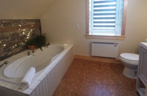 Huntingdon Apartment | Peaceful country getaway with private outdoor hot tub and magnificent views.