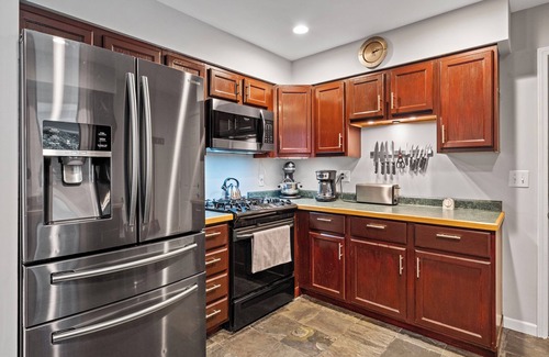 St. Charles House | Peaceful Cozy Home with Well Equipped Kitchen, WiFi, & King Bed in St Charles