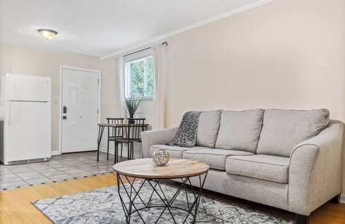 East MLK Apartment | Peaceful duplex in a wooded area ,backs up to a tranquil creek near Mueller