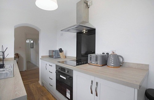 Darlington House | Peaceful Dwelling at Falmer Road, Sleeps 4