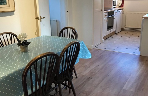 Piltdown Cottage | Peaceful edge-of-village C18th converted cottage in gardens of Manor House
