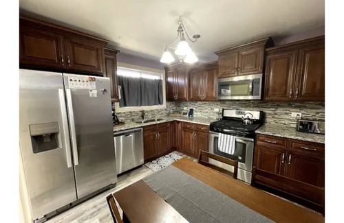 Ashburn House | Peaceful Family Home near Downtown, MDW, Free Park