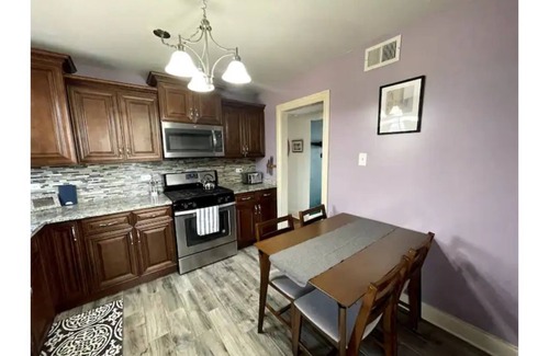 Ashburn House | Peaceful Family Home near Downtown, MDW, Free Park