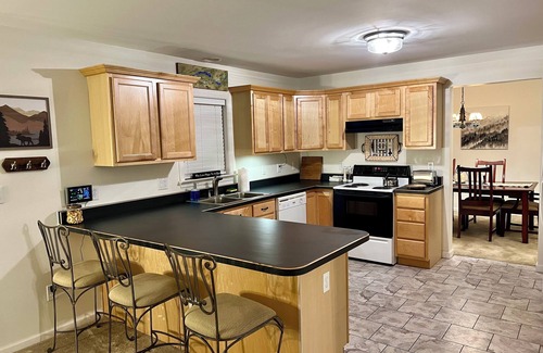 Inlet House | Peaceful Family Retreat – Spacious 4BR Home - 5 acres of forest
