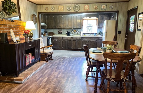 Moss House | Peaceful Farmhouse Retreat — Close to Downtown Laurel