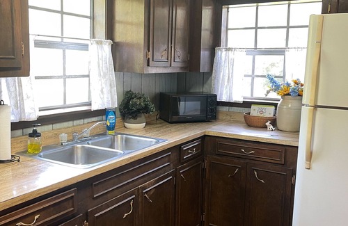 Moss House | Peaceful Farmhouse Retreat — Close to Downtown Laurel