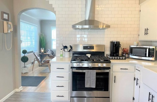 Cedar Rapids House | Peaceful Farmhouse Style-Czech Village/Newbo Area