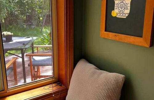 Gardners Bay Apartment | Peaceful garden setting + Private deck