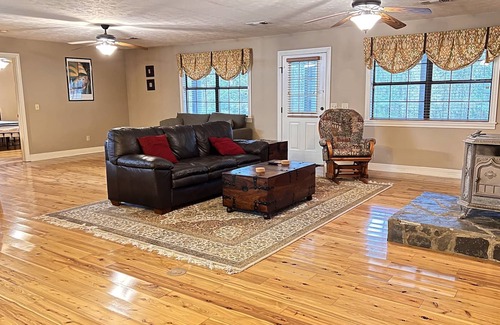 Pheba House | Peaceful Gated 2 Bedroom House with Beautiful View