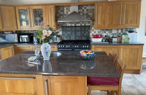 Warfield House | Peaceful gated retreat with a beautiful garden minutes from Ascot and Windsor.
