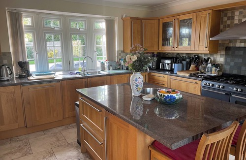 Warfield House | Peaceful gated retreat with a beautiful garden minutes from Ascot and Windsor.