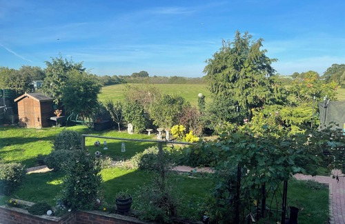 Warfield House | Peaceful gated retreat with a beautiful garden minutes from Ascot and Windsor.
