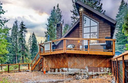 Comstock Acres House | Peaceful Getaway Pet Friendly with Hot Tub and Grill