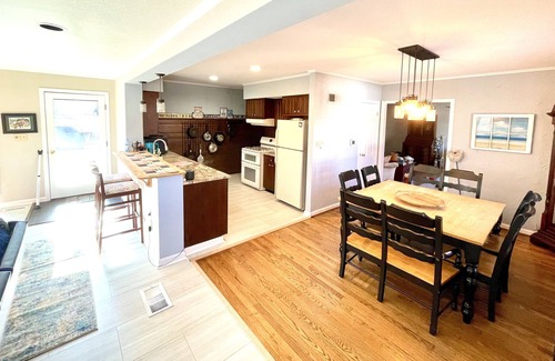 Indianapolis House | Peaceful Getaway Scenic Park & River Views in the heart of Broad Ripple Village!