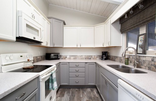 Townsend Cabin | Peaceful Heights with Cozy Decks and Smart TV!