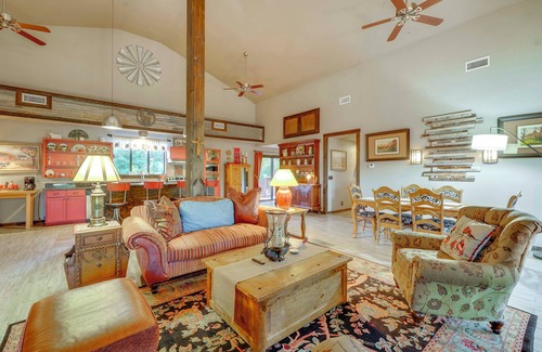 San Antonio Cabin | Peaceful Helotes Cabin: Fire Pit, 9 Mi to Old Town