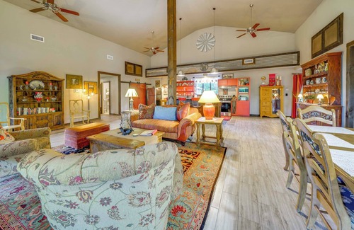 San Antonio Cabin | Peaceful Helotes Cabin: Fire Pit, 9 Mi to Old Town