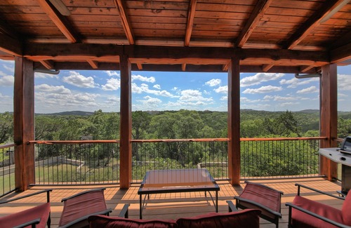 Leander House | Peaceful Hill Country Cottage in The Hollows Resort