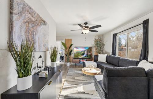 Berkley House | Peaceful Home w/4BR, Big Yard and amazing art