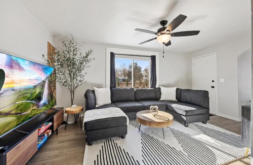 Berkley House | Peaceful Home w/4BR, Big Yard and amazing art