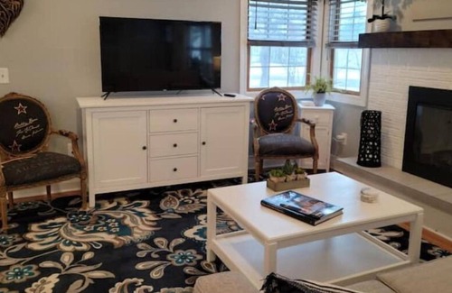 Whitewater House | Peaceful Kettle Moraine Oasis. 4 Bedroom/3 Bath Across from WW Lake.