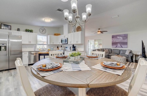 Del Mar Cottage | Peaceful Lady Lake Home w/Screened-in Porch!