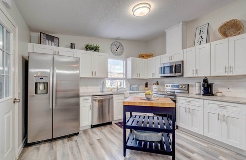 Del Mar Cottage | Peaceful Lady Lake Home w/Screened-in Porch!