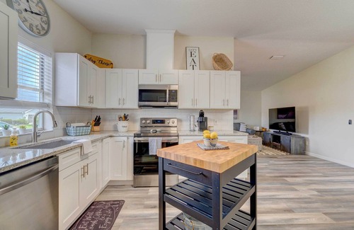 Del Mar Cottage | Peaceful Lady Lake Home w/Screened-in Porch!