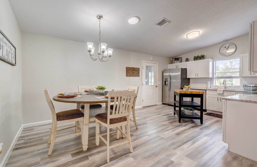 Del Mar Cottage | Peaceful Lady Lake Home w/Screened-in Porch!