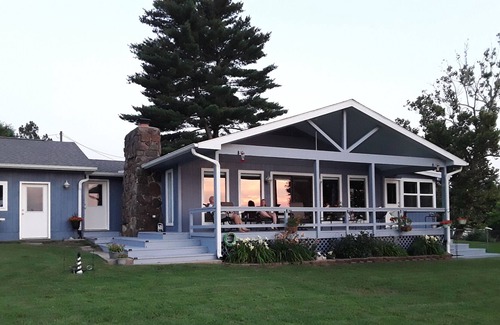 Grove House | Peaceful lake home with beautiful sunset views