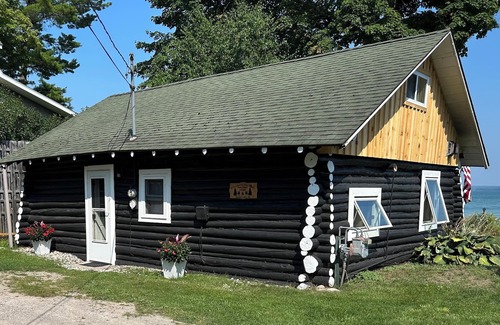 Cheboygan Cabin | Peaceful Lakefront Getaway 2 B/1 BA