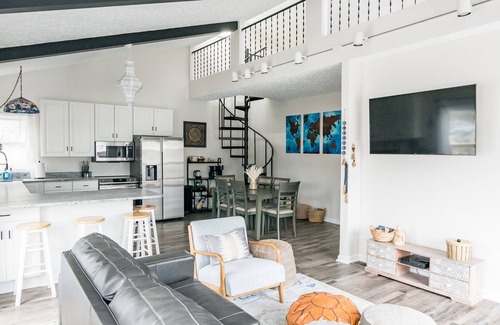 Howard House | Peaceful Lakefront Getaway with Ping Pong!