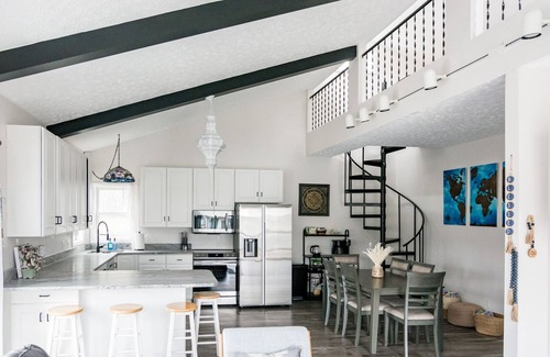 Howard House | Peaceful Lakefront Getaway with Ping Pong!