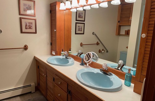 Waldoboro House | Peaceful Lakefront Refuge in the Woods