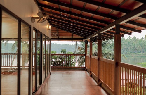 Kozhikode House | Peaceful Lakeside Retreat – Private 2 Bedroom Pool Villa