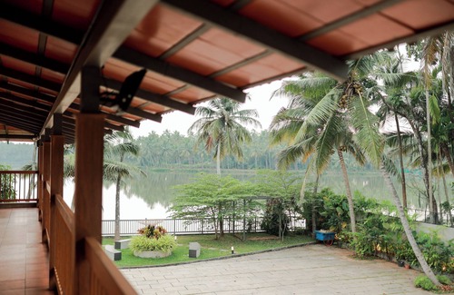 Kozhikode House | Peaceful Lakeside Retreat – Private 2 Bedroom Pool Villa