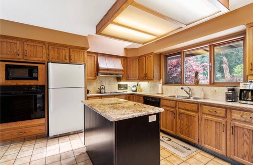Sorrento Cottage | Peaceful Lakeside Retreat with Stunning Views of Copper Island