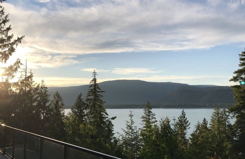 Sorrento Cottage | Peaceful Lakeside Retreat with Stunning Views of Copper Island