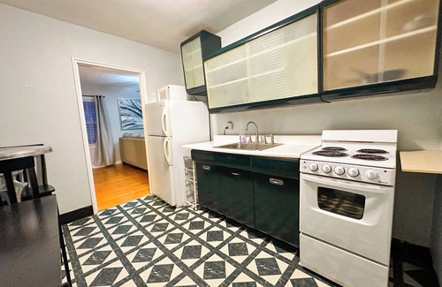 Lexington Apartment | Peaceful Location in walking distance to the University & Hospitals
