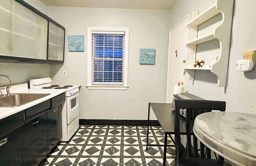 Lexington Apartment | Peaceful Location in walking distance to the University & Hospitals