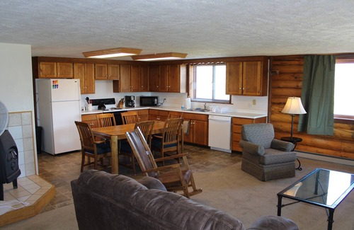 Wapiti House | Peaceful Log Home near Yellowstone