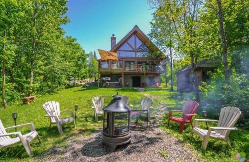 Lac-Superieur Ski Chalet | Peaceful Log-Style Chalet with hot tub