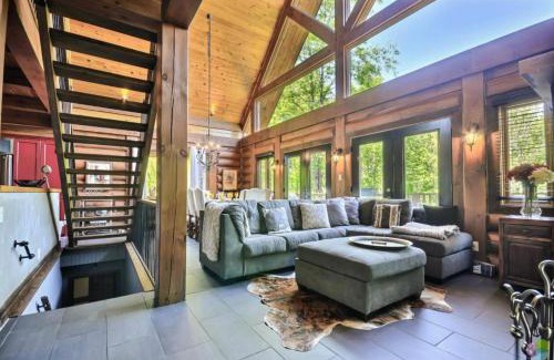 Lac-Superieur Ski Chalet | Peaceful Log-Style Chalet with hot tub