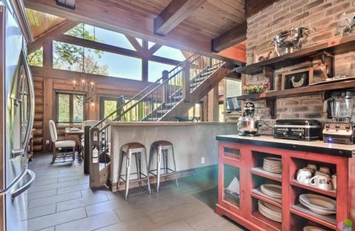 Lac-Superieur Ski Chalet | Peaceful Log-Style Chalet with hot tub