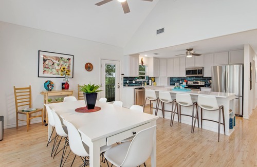 Oatmeal House | Peaceful, modern home close to Lago Vista with large deck & balcony