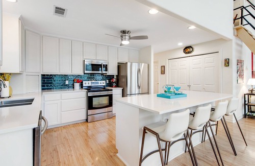Oatmeal House | Peaceful, modern home close to Lago Vista with large deck & balcony