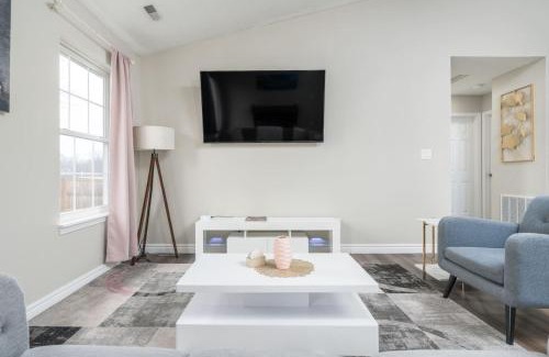 Avon House | Peaceful Modern Home near Avon